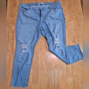 EUC Levi's 711 lightwash distressed denim jeans